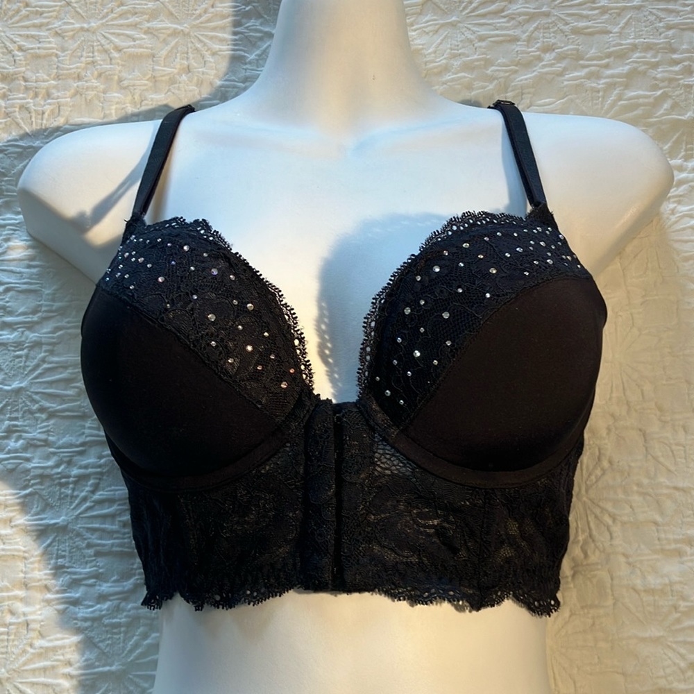 Gorgeous 32C black underwire bra with lace detail and front closure